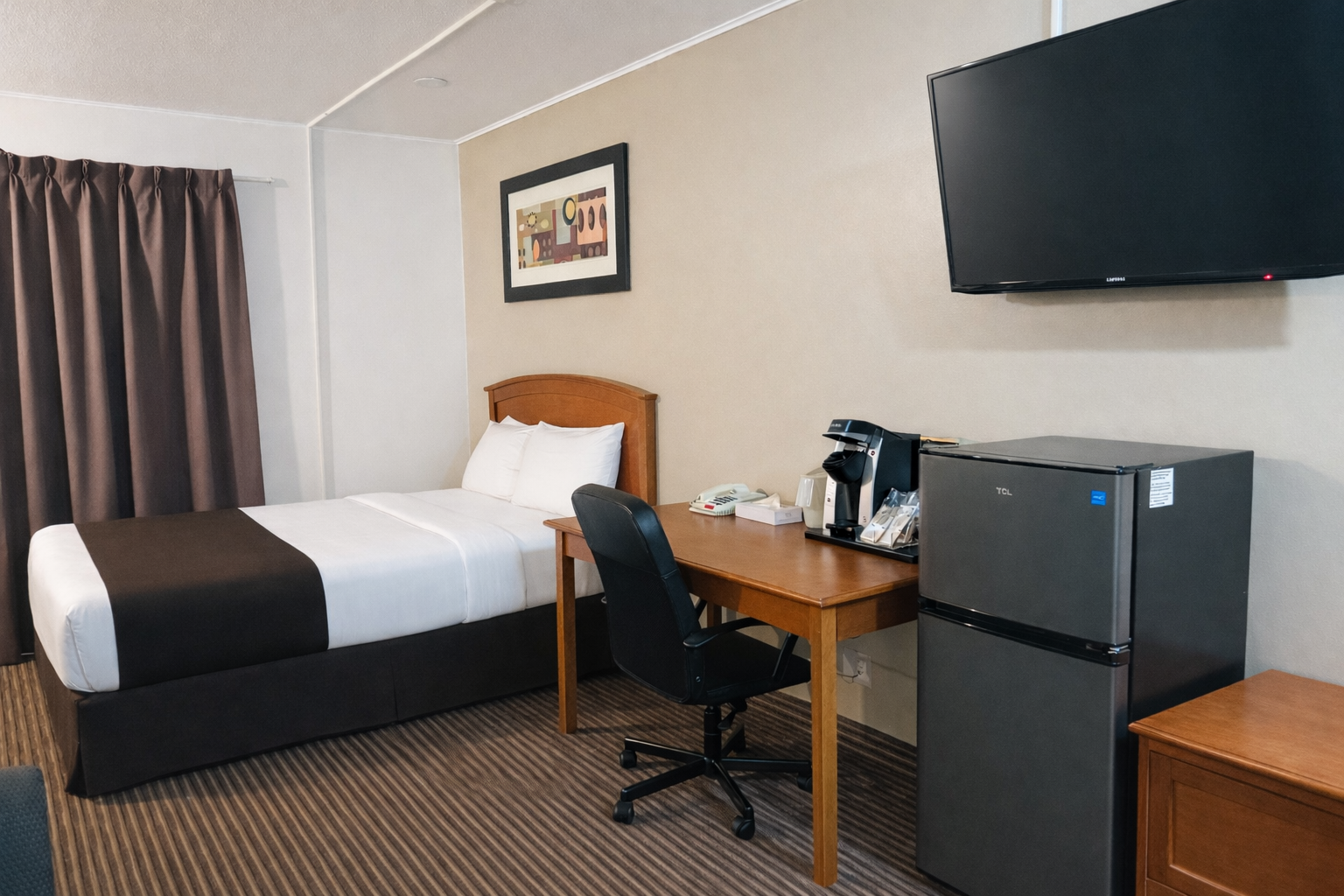 Guest room with queen bed and seating area